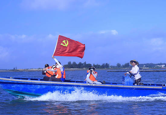 實踐團師生出海觀察生蠔養(yǎng)殖情況。吳文毅攝