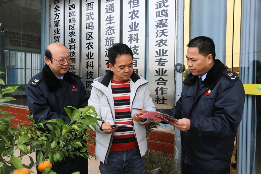 圖為南寧市武鳴區(qū)稅務(wù)局服務(wù)團隊下農(nóng)企宣傳稅惠政策。