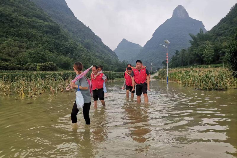 圖為夏季突遇暴雨，蒙永思書(shū)記堅(jiān)守在防洪搶險(xiǎn)第一線(xiàn)