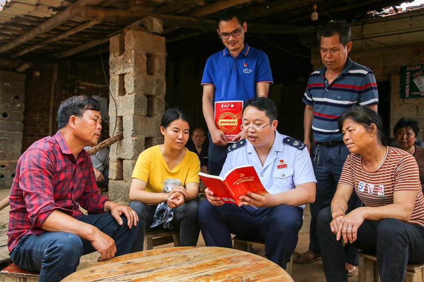 進村入戶的幫扶人員在“農(nóng)家小課堂”上宣傳十九屆六中全會精神