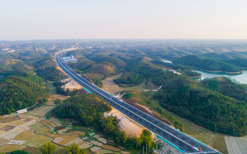 農(nóng)發(fā)行防城港市分行支持的廣西濱海公路企沙至茅嶺段工程PPP項(xiàng)目。