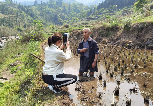 柳州融水苗族自治縣上門(mén)開(kāi)展2022年救助對(duì)象生存認(rèn)證工作.jpg