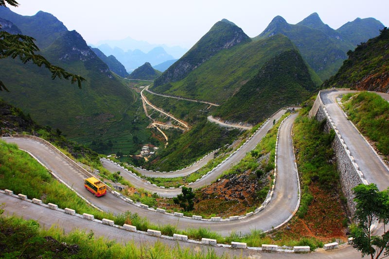 《建設(shè)“四好農(nóng)村路” 擘畫(huà)鄉(xiāng)村振興圖》組照（大化北景盤(pán)山公路）