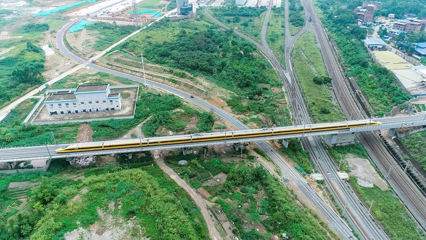 綜合檢測列車行駛在南崇鐵路線路上。韋剛攝