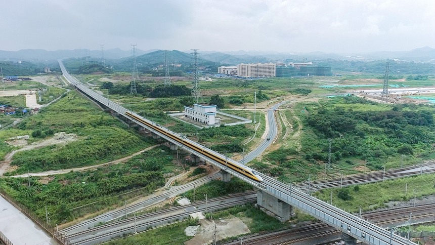 綜合檢測列車行駛在南崇鐵路上。覃世勇攝