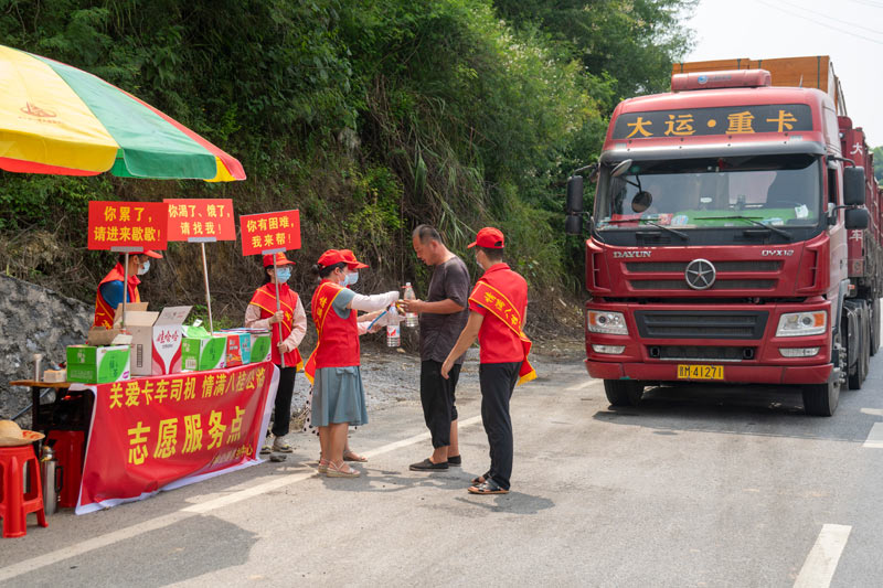 公路部門志愿者在給卡車司機提供服務