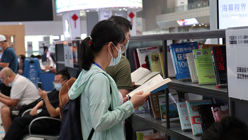 旅客正在書架上尋找圖書。趙波攝