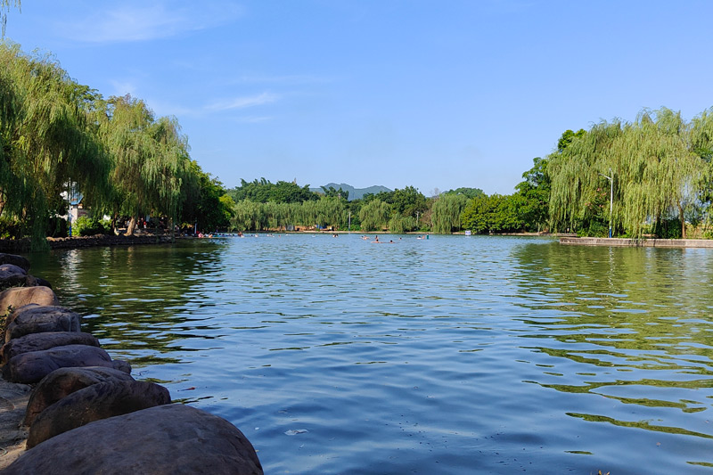 靈湖景觀圖。