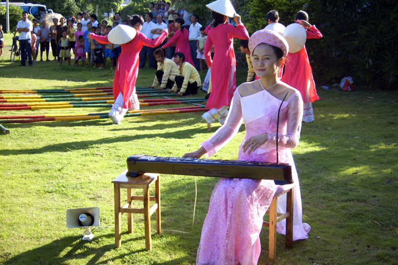 京族獨(dú)弦琴演奏。