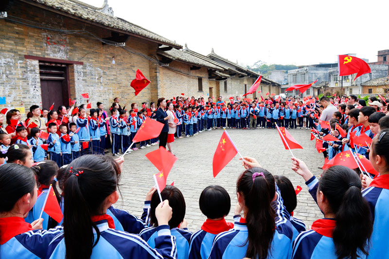 2021年3月12日，靈山文旅系統(tǒng)組織上百名黨員干部和當?shù)貛熒谄继灵_展黨史學習教育。