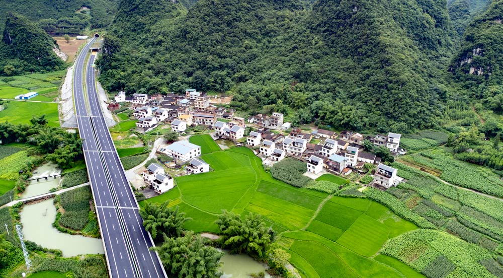 打造“悠然和睦 稻香景美”生態(tài)鄉(xiāng)村“一畦春韭綠，十里稻花香?！比臅r(shí)節(jié)的忻城縣大塘鎮(zhèn)寨北村，遠(yuǎn)山云霧繚繞，入眼皆是翠綠，青山環(huán)抱著一塊塊整齊劃一的稻田；近處觀賞，稻禾的淡香撲鼻而來(lái)，民居錯(cuò)落有致……