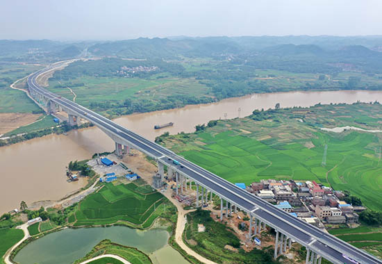 六屋郁江特大橋。車俊杰攝