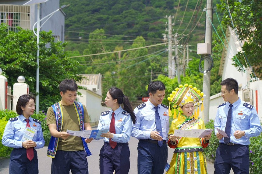 北海市稅務(wù)部門組建“稅費(fèi)支持春風(fēng)宣傳隊(duì)”，向北海市網(wǎng)紅打卡村流下村村民群眾、商戶流動(dòng)講解宣傳新的組合式稅費(fèi)支持政策