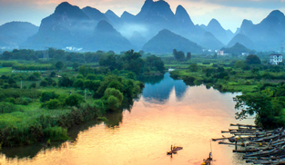 桂林市陽(yáng)朔縣白沙鎮(zhèn)遇龍村畫(huà)里山水，棲居陽(yáng)朔。她是甲天下山水中的壯美鄉(xiāng)村，“竹筏水中漂，人在景中笑”是她最真實(shí)的寫(xiě)照，在全面推進(jìn)鄉(xiāng)村振興的實(shí)踐建設(shè)中，她把心中的一方山水凈土夢(mèng)照進(jìn)了現(xiàn)實(shí)，如今的夢(mèng)幻遇龍正以宜居、宜業(yè)、宜游之姿迎接八方來(lái)客。[詳細(xì)] 