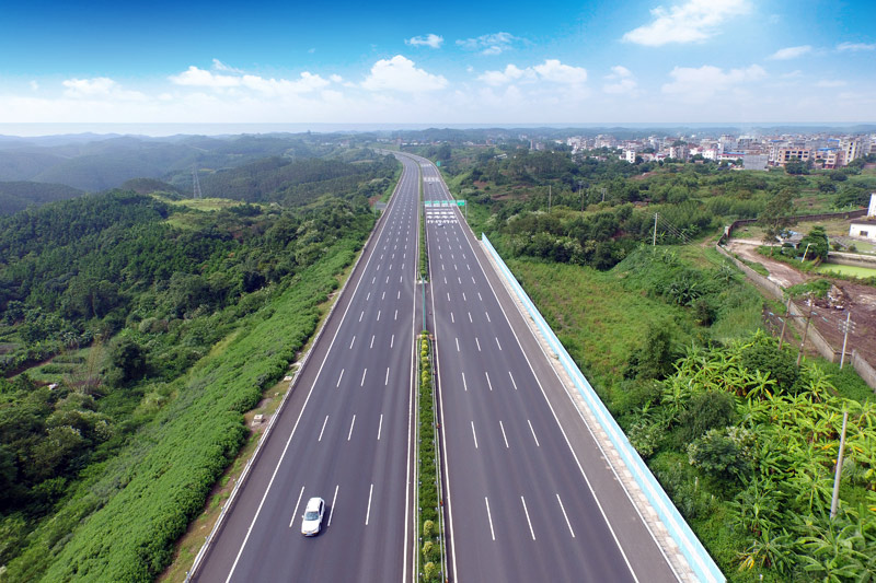 打造全區(qū)第一條八車道高速公路養(yǎng)護(hù)管理示范路。公司供圖