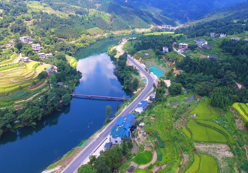 省道208線富丹路白云鄉(xiāng)田寨水電站路段初秋景色。陳乃文攝