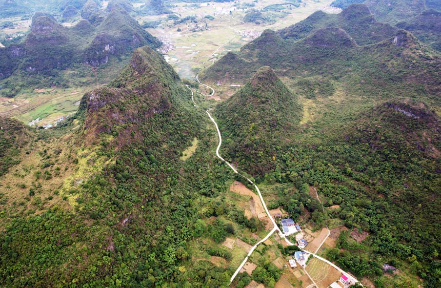 蜿蜒致遠方的農(nóng)村公路編織出四通八達的鄉(xiāng)村公路網(wǎng)。