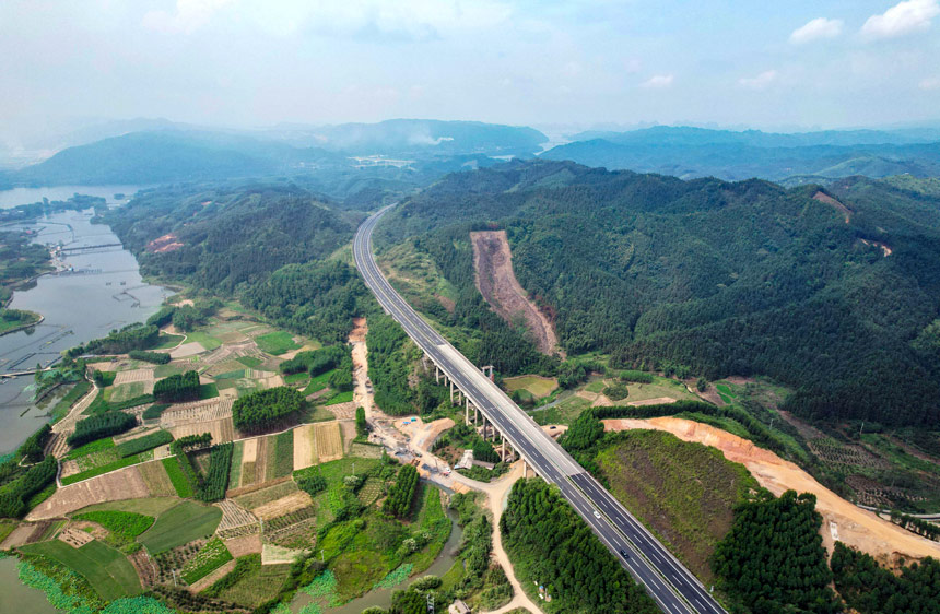 織密農(nóng)村公路網(wǎng)，繪就振興“新藍(lán)圖”。