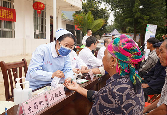 右醫(yī)附院惠民義診隊(duì)在巖臘村部開展義診及肺結(jié)核疫病預(yù)防宣傳活動(dòng)。覃戀楓攝