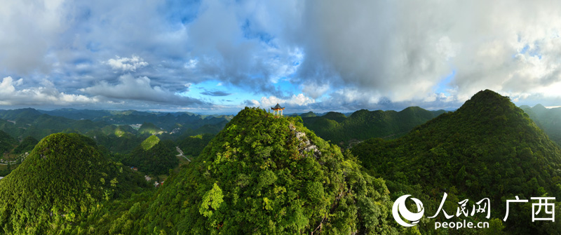 景色宜人的樂(lè)業(yè)鄉(xiāng)村。人民網(wǎng) 付華周攝