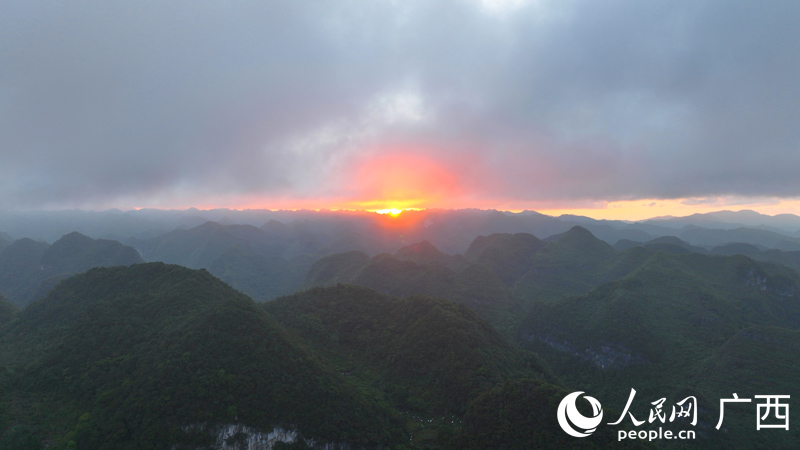 樂(lè)業(yè)高山落日。人民網(wǎng) 付華周攝