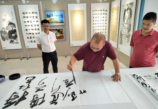 大化縣“將《紅色傳奇》進(jìn)行到底”線下書畫攝影作品展現(xiàn)場(chǎng)。