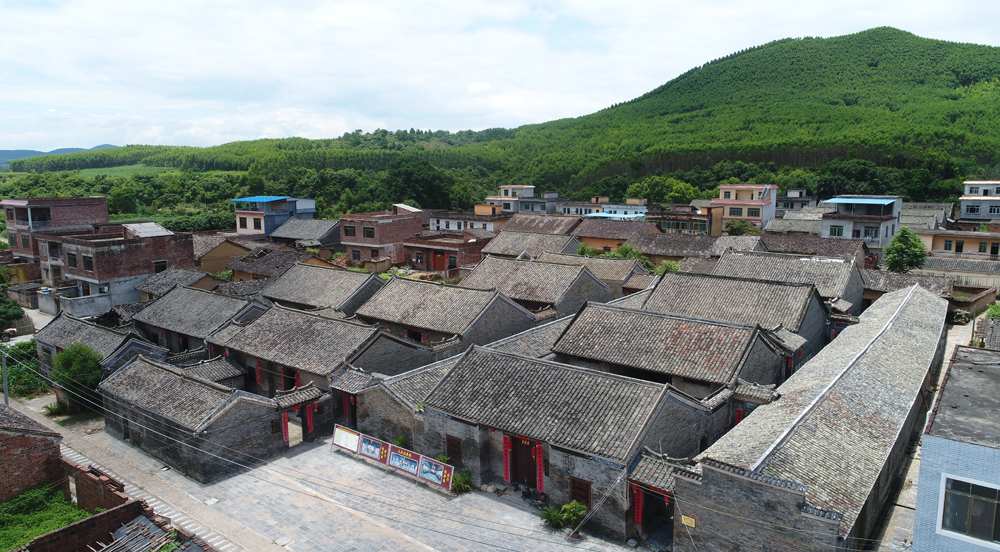 象州縣納祿村深化農(nóng)文旅融合 助推鄉(xiāng)村振興發(fā)展象州縣深入貫徹落實自治區(qū)黨委、政府和來賓市黨委、政府的決策部署，不斷推動農(nóng)文旅融合發(fā)展，全面促進象州縣鄉(xiāng)村旅游高質(zhì)量發(fā)展，助力鄉(xiāng)村振興。