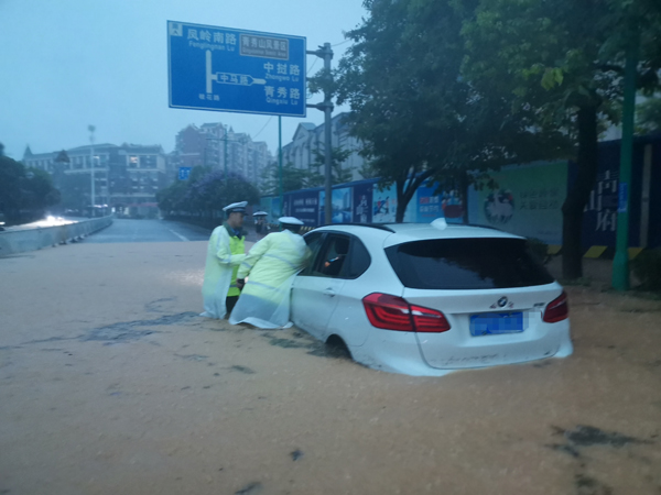 暴雨中幫助被困群眾轉(zhuǎn)移到安全區(qū)域。機動大隊供圖