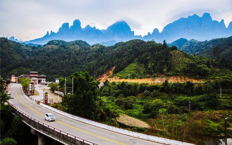 通往圣堂山景區(qū)大門(mén)的省道206線(xiàn)金平路