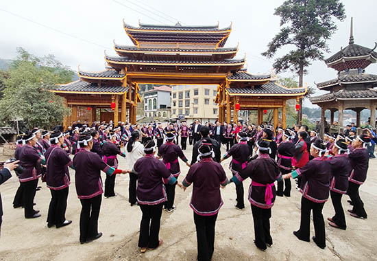 圖為侗族村民與柳州市煙草專賣局（公司）主要領(lǐng)導(dǎo)以及其他工作人員一起在新寨門前喜跳“多耶”現(xiàn)場。王新明攝