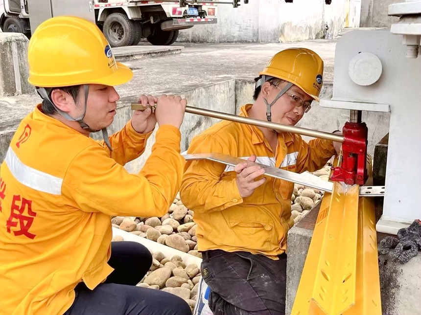 變電設備檢修工在對西門子斷路器極柱更換。譚珠攝