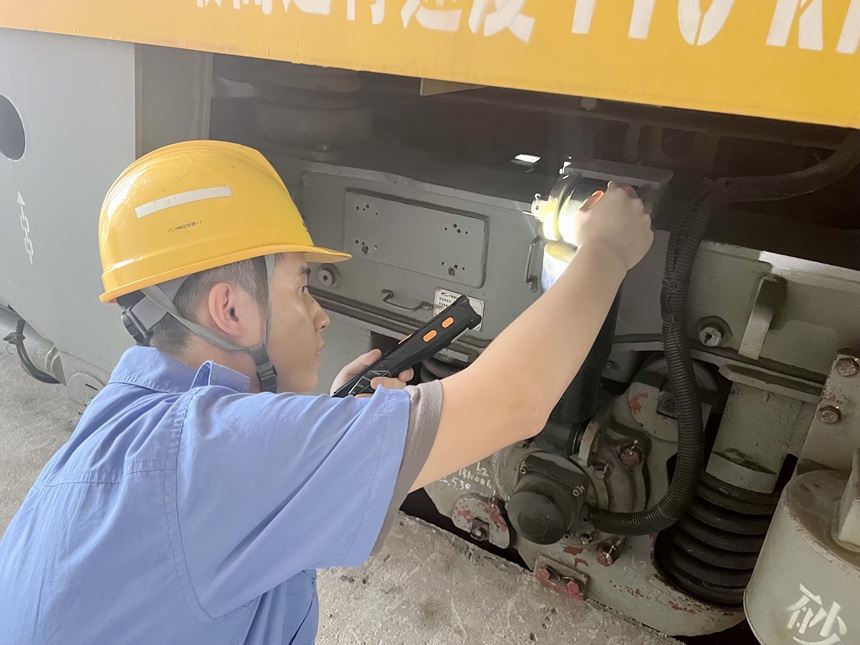 軌道車司機(jī)在檢查液壓減震器。黃萱穎攝