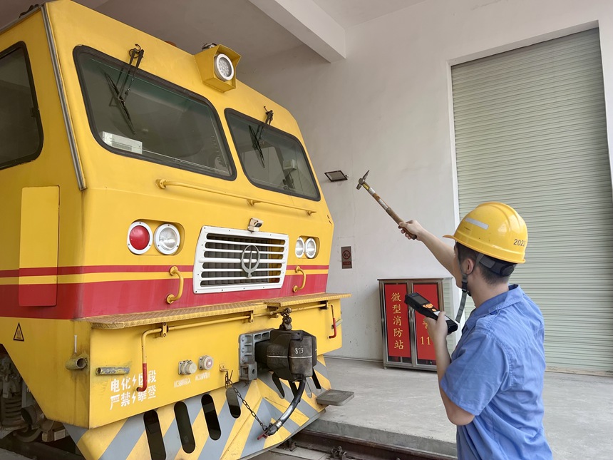 軌道車司機(jī)在進(jìn)行車輛前端檢查。黃萱穎攝