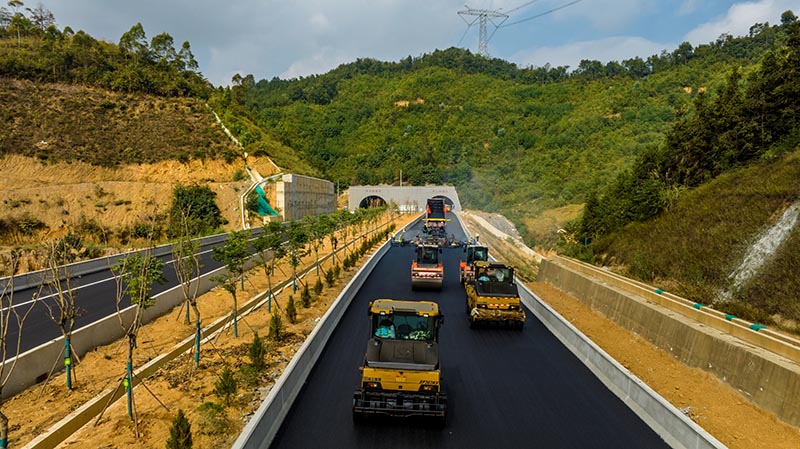 建設(shè)中的田西高速公路。何善權(quán)攝