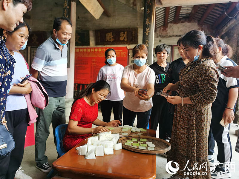 人們在高山村古民居參觀學習玉林茶泡制作。人民網(wǎng) 付華周攝