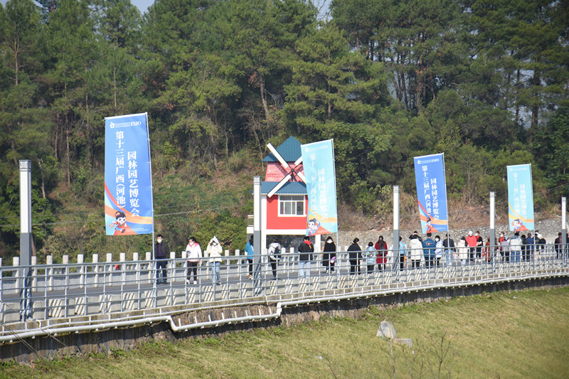 河池園博園開(kāi)放首日，游客絡(luò)繹不絕。人民網(wǎng) 王功孝攝