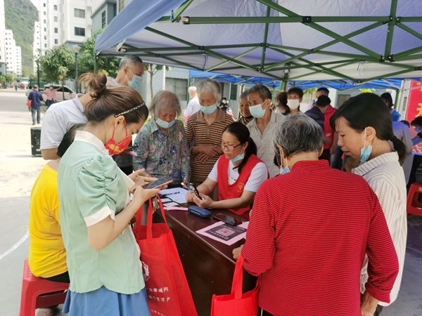 無職黨員集中給老人注冊反詐APP。.jpg