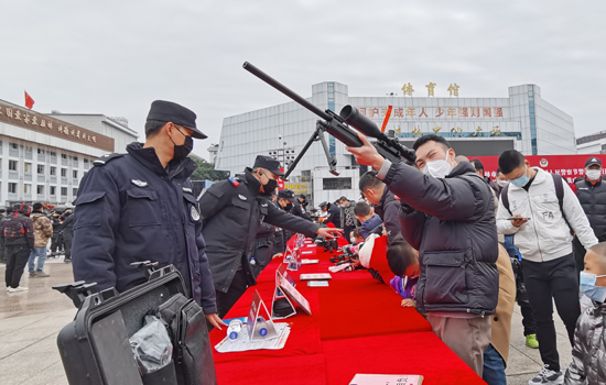 警用裝備展示。桂林市公安局供圖