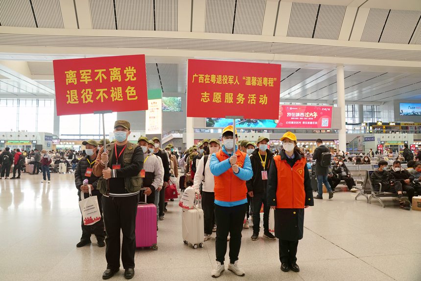 返崗復(fù)工退役軍人在南寧東站火車室內(nèi)列隊，準(zhǔn)備檢票乘車。梁競輝攝