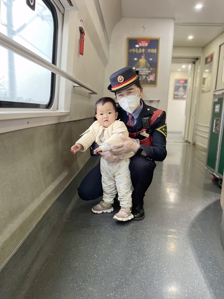 楊梅梅幫旅客照看小孩。周栩帆攝