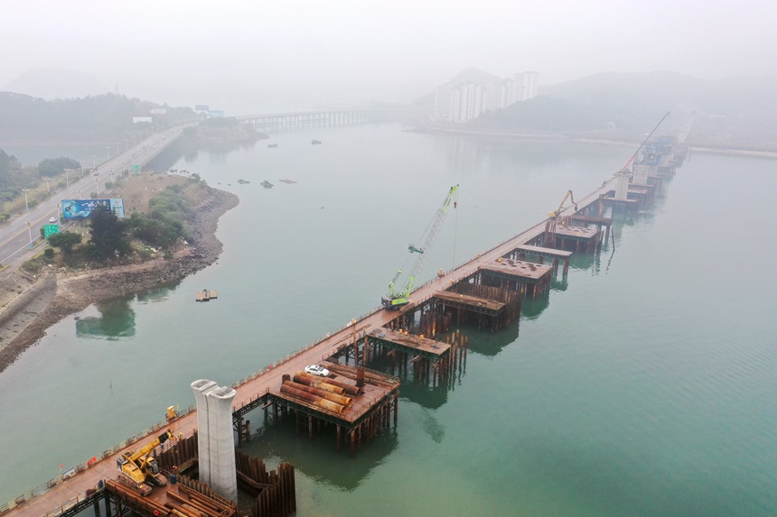 施工中的西灣跨海雙線特大橋。張帥攝