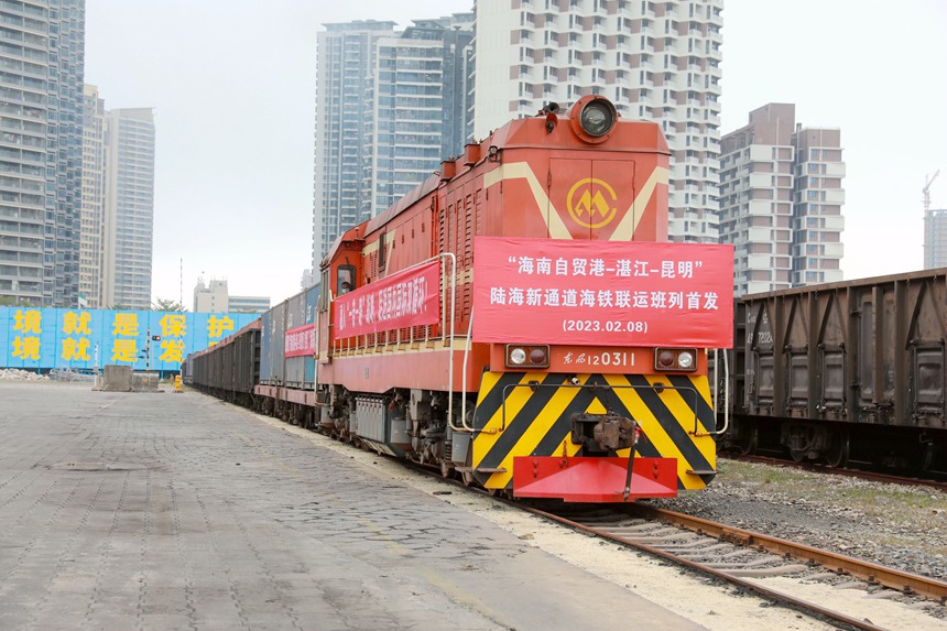 “海南自貿(mào)港—湛江—昆明”37002次鐵海聯(lián)運班列即將駛離湛江港。李紅志攝