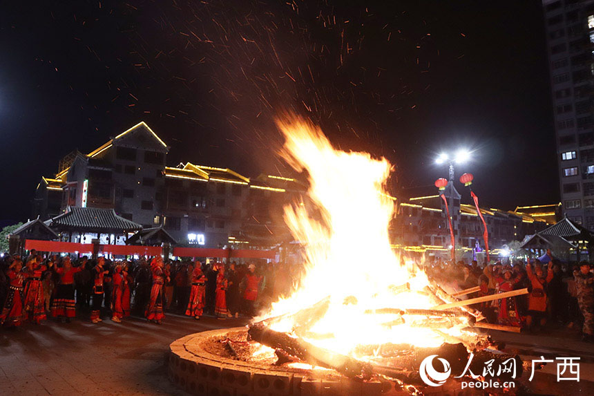 篝火晚會熱鬧非凡。人民網(wǎng) 班小晴攝