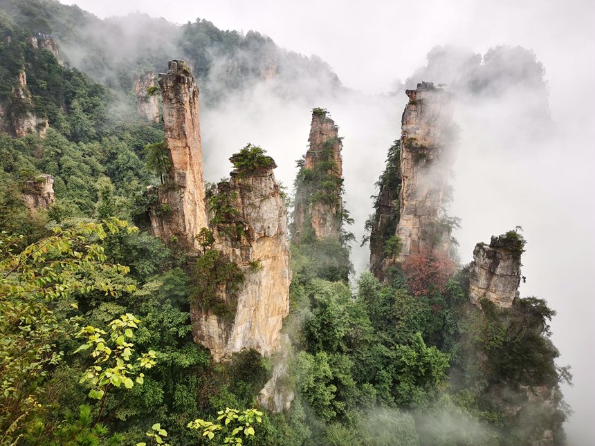 云霧中的張家界群山。梁華攝