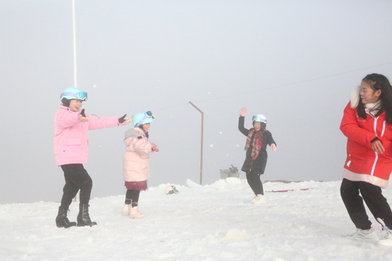 位于寶蓋山的中國桂林（灌陽）戶外冰雪旅游訓練基地成為家庭冬游好去處。蔣纖纖攝