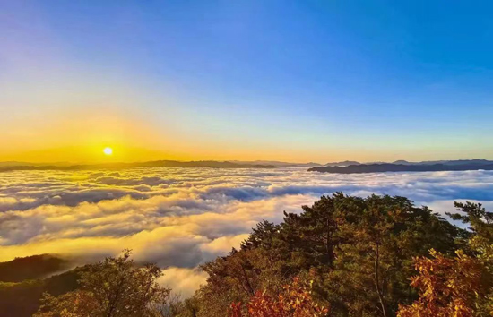 在寶蓋山的中國桂林（灌陽）戶外冰雪旅游訓練基地看日出。陸亮亮攝