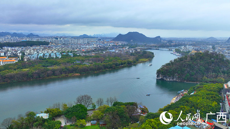 象鼻山附近的漓江兩岸綠意盎然。人民網(wǎng) 付華周攝