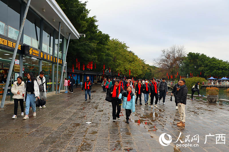 下雨也沖散不了人們在象山景區(qū)游玩的熱情。人民網(wǎng) 付華周攝