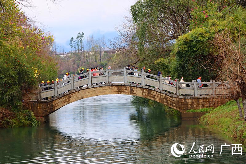 一個旅游團(tuán)在象山公園游玩。人民網(wǎng) 付華周攝