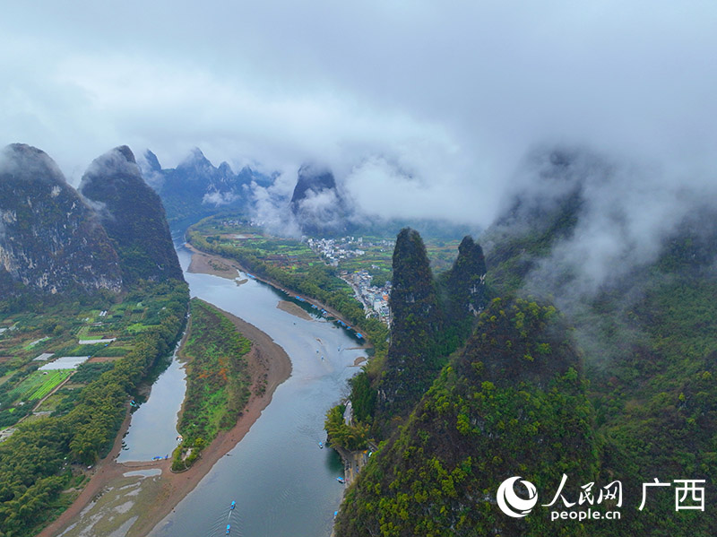 煙雨漓江如詩(shī)如畫。人民網(wǎng) 付華周攝